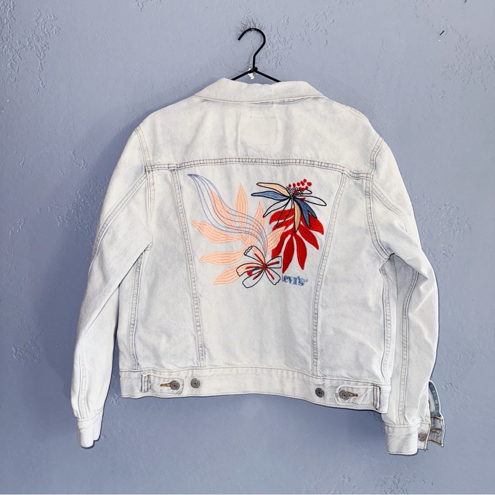 Levi’s light wash floral embroidered Jean Jacket Size Medium